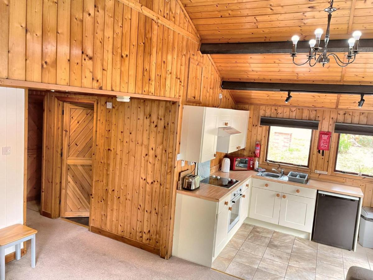 The Squirrel Lodge - Hot Tub - Pet Friendly - Pembrokeshire-Tenby Carmarthen Exterior photo