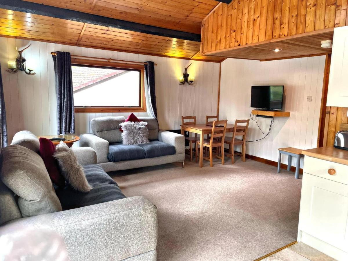 The Squirrel Lodge - Hot Tub - Pet Friendly - Pembrokeshire-Tenby Carmarthen Exterior photo