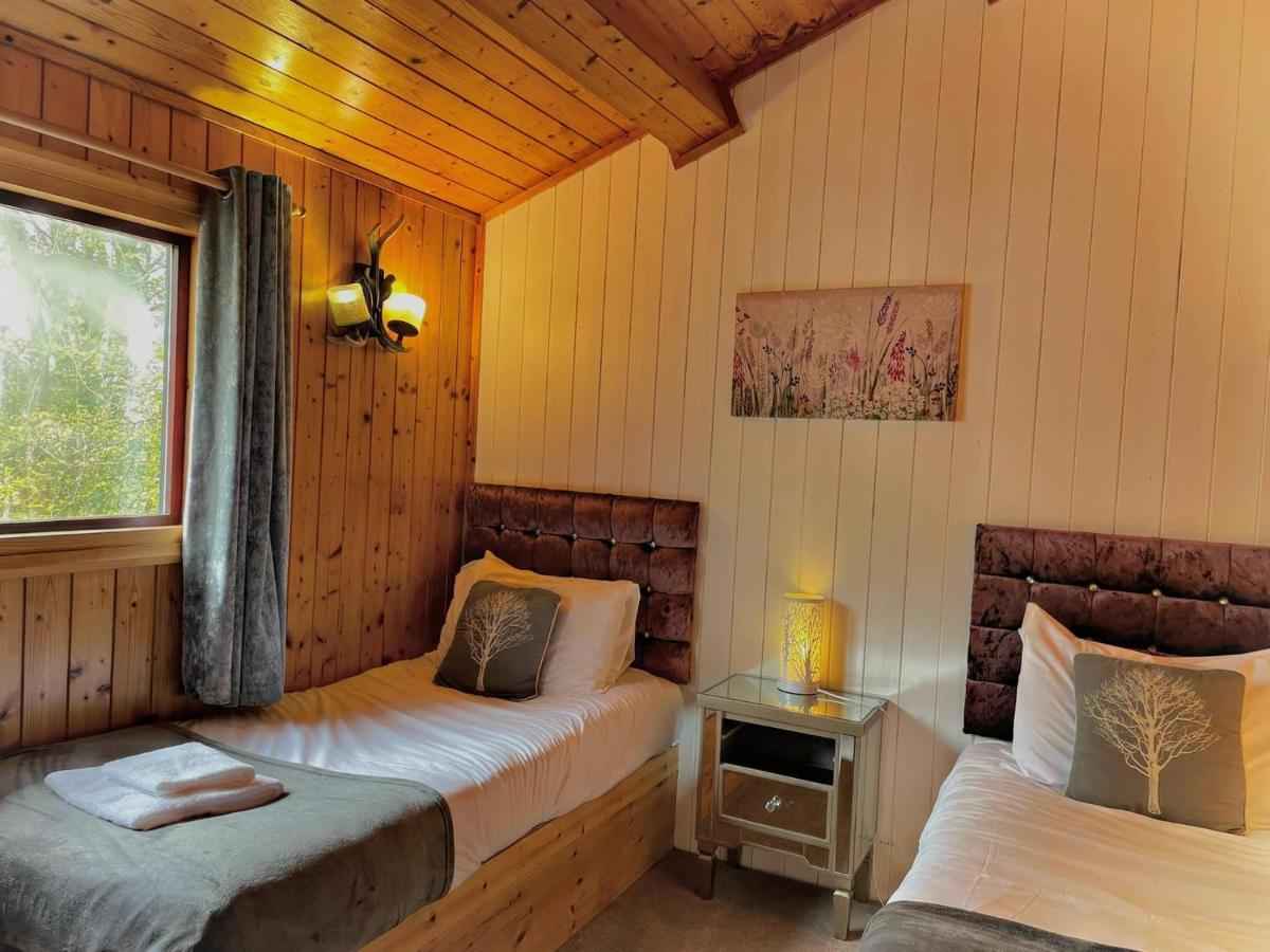 The Squirrel Lodge - Hot Tub - Pet Friendly - Pembrokeshire-Tenby Carmarthen Exterior photo