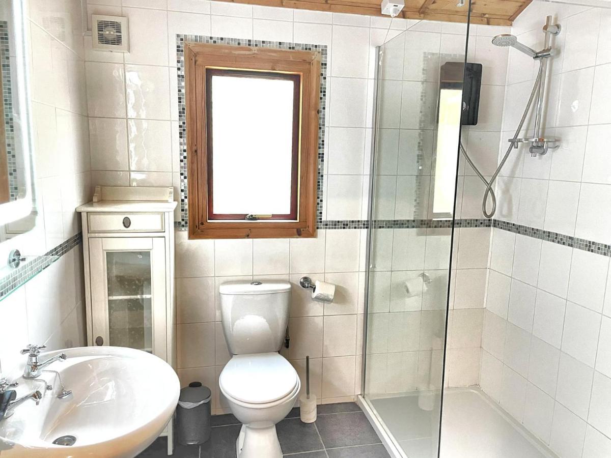 The Squirrel Lodge - Hot Tub - Pet Friendly - Pembrokeshire-Tenby Carmarthen Exterior photo