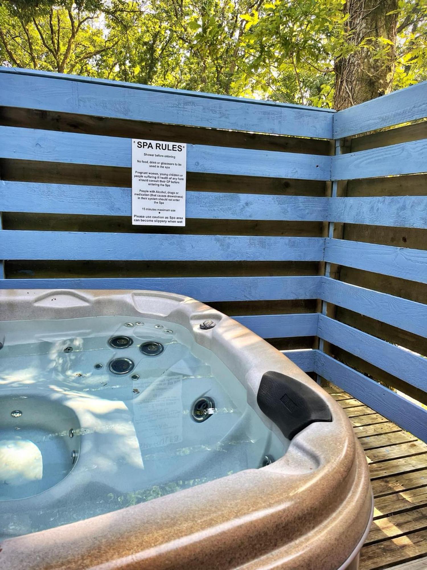 The Squirrel Lodge - Hot Tub - Pet Friendly - Pembrokeshire-Tenby Carmarthen Exterior photo