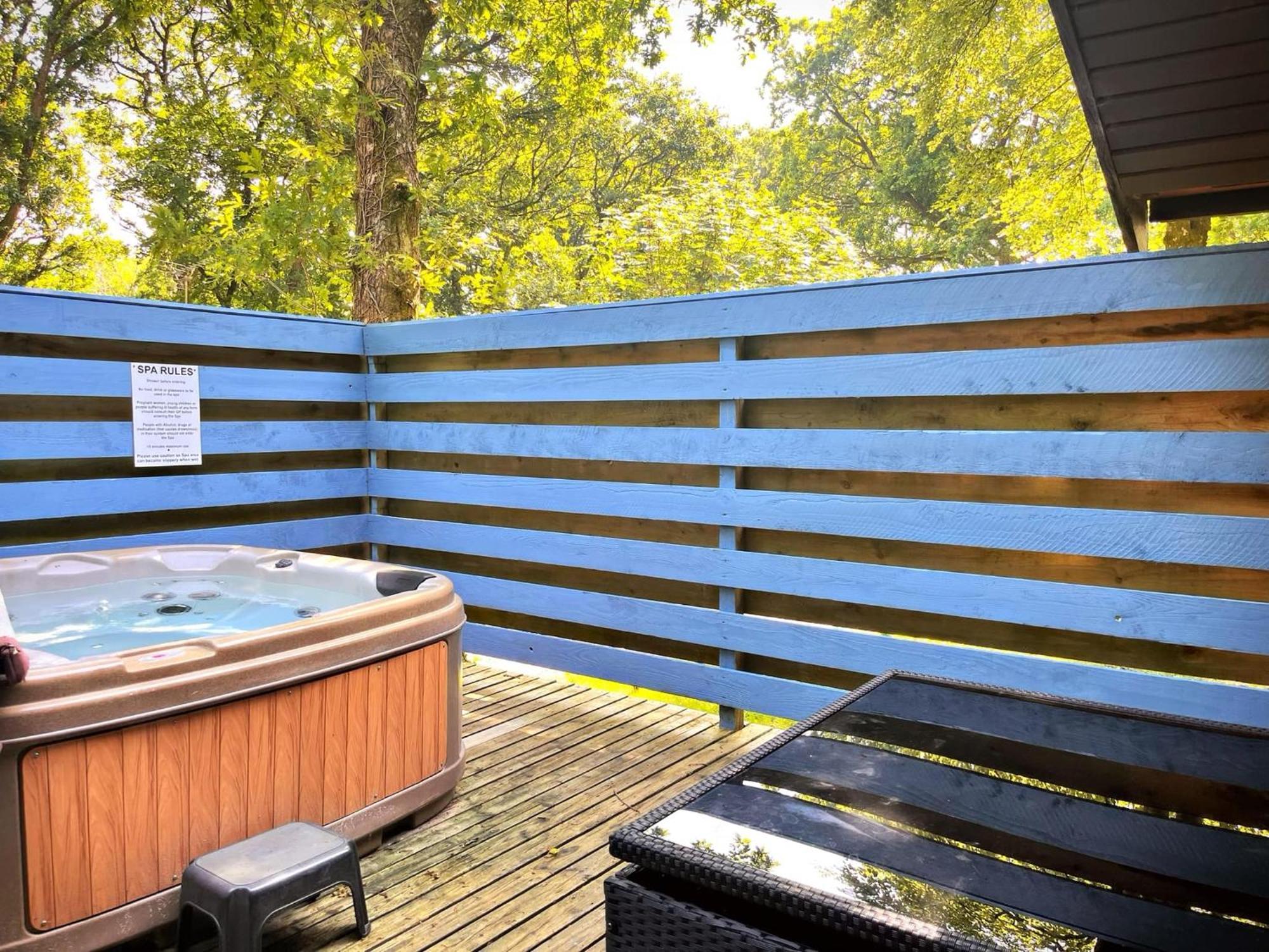 The Squirrel Lodge - Hot Tub - Pet Friendly - Pembrokeshire-Tenby Carmarthen Exterior photo